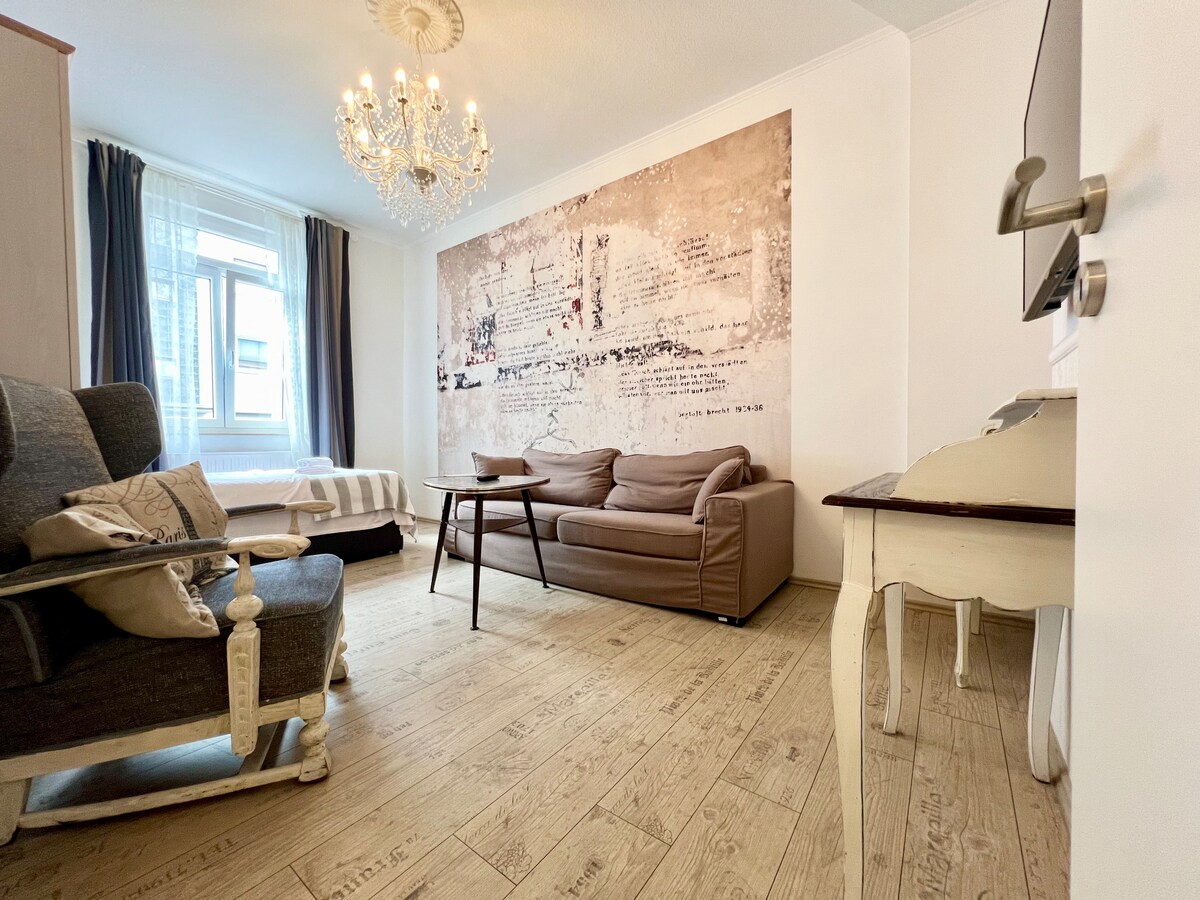 Popular Airbnb listing: Paris Suite for 4+kitchen/Wi-Fi in Altendorf