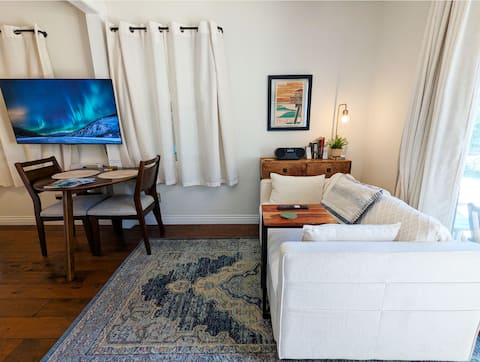 Successful Airbnb property: Central Location, Close to Beach/Fwy, Cozy Studio in Costa Mesa