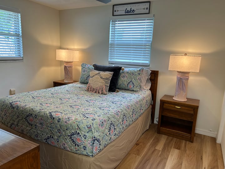 Chumba cha kulala cha pili na kitanda cha Malkia. 