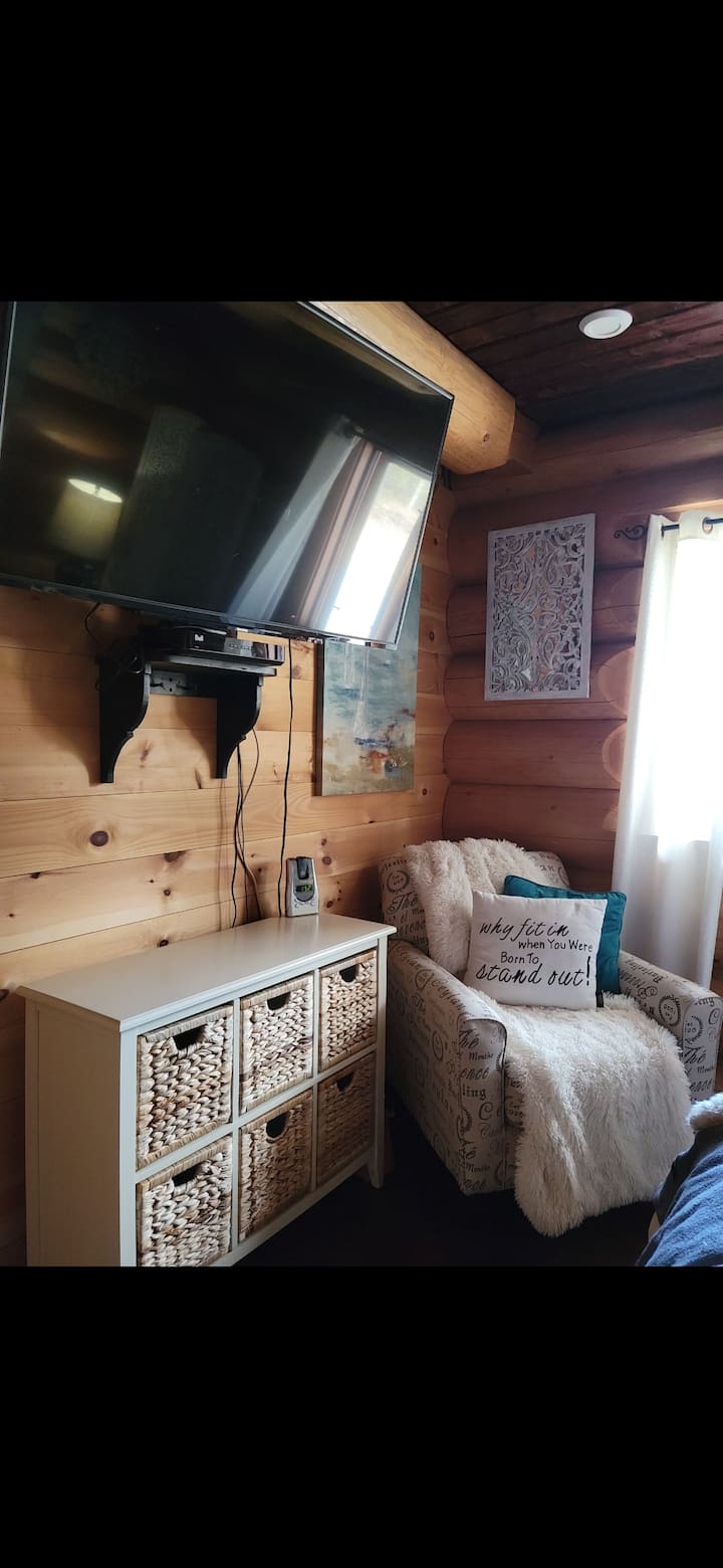 ჭერის ვენტილატორი, ტელევიზორი, კონდიციონერი და კომფორტული სავარძელი დასასვენებლად ან წასაკითხად.