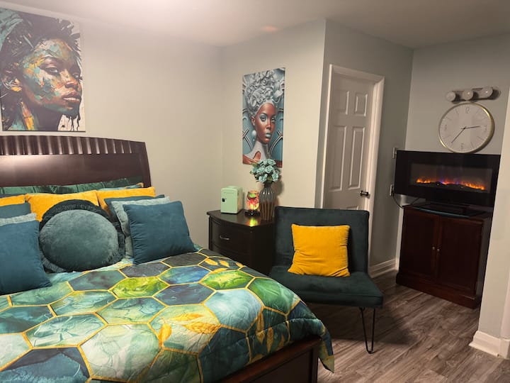 Rilassati nelle Royal Chambers, un rifugio sereno con biancheria da letto morbida, arredi eleganti e comfort moderni, tra cui una macchina da caffè Keurig e bevande gratuite. Comfort e stile per ogni ospite.