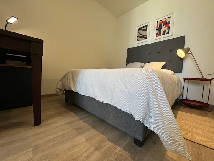 Útulná sekundárna spálňa, ideálna na dobrý spánok s modernou a pohodlnou výzdobou.

(Spálňa 2 nemá dvere)