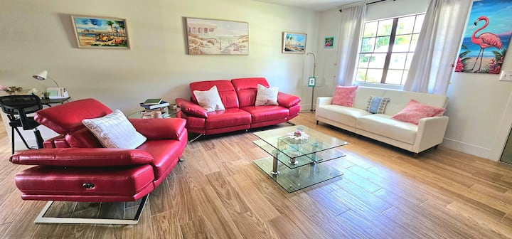Cozy Home, All Fenced, Salt Water Pool, Game Room - Vero Beach, FL
