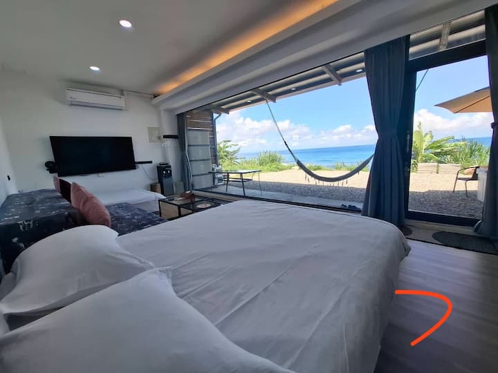 Extra Large Floor-to-Ceiling Window Sea View Private Bathtub Double Room