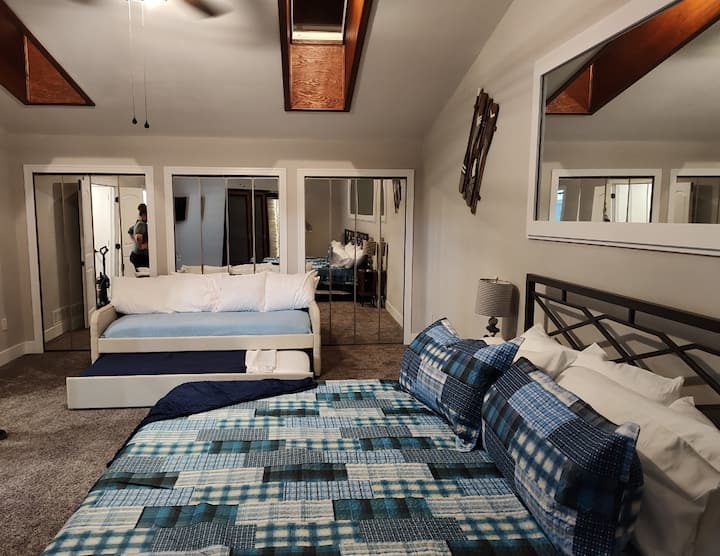 加州加大双人床、单人沙发床和单人带轮矮床。 