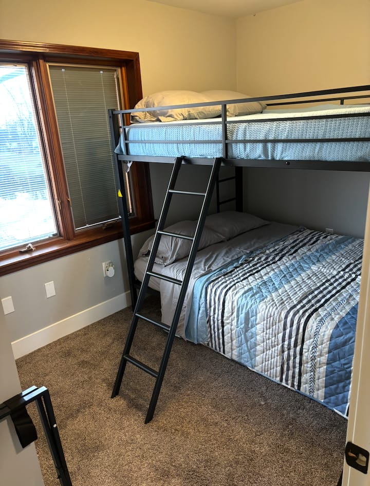 标准双人床上下铺。 请在预订前仔细检查双层床的承重能力。 