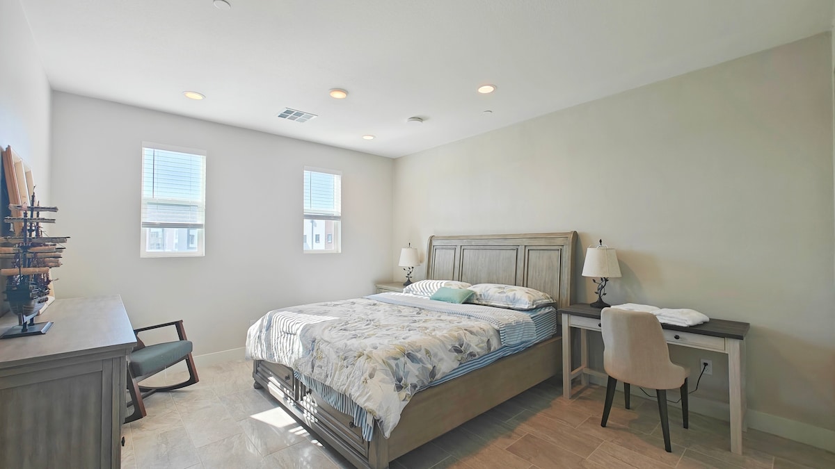 Големо поткровје и балкон за главната спална соба во апартманот