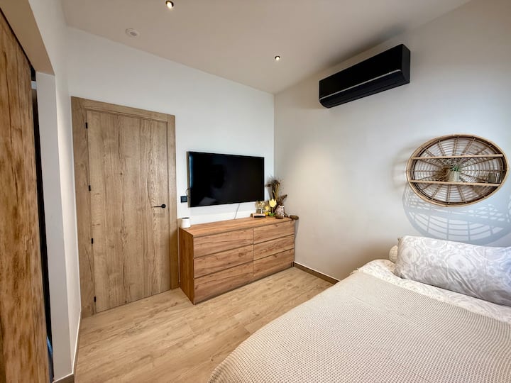 Ამ ოთახში არის 55 ტელევიზორი. Საწოლის სიგანე 105 მეტრია, ქვეშ კი უჯრიანი ერთადგილიანი საწოლია. 