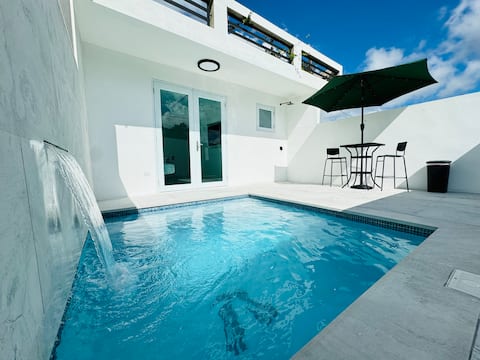 Private Heated Pool. White Valentino Luxury Apart.