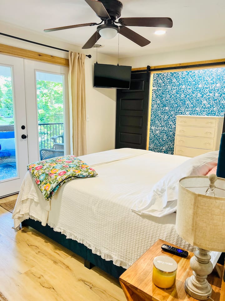 Hlavná spálňa má manželskú posteľ veľkosti King a vlastnú kúpeľňu.  Táto izba má televízor Roku. Všetky tri spálne majú prístroje na výrobu bieleho hluku a stropné ventilátory alebo ventilátor.   Táto izba má prístup na hornú terasu s krásnym výhľadom na vodu. 