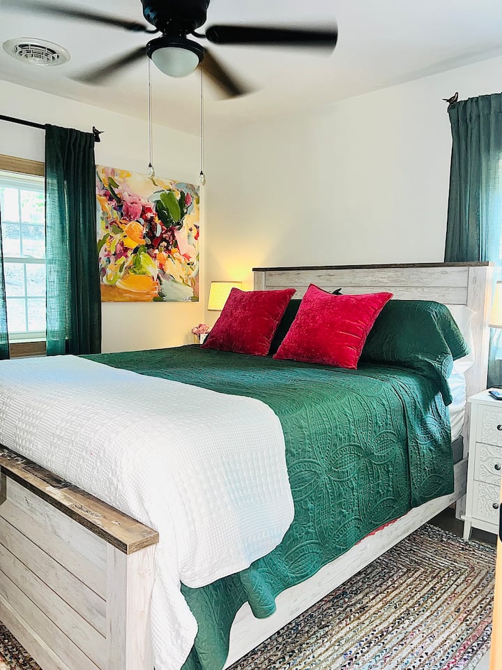 Veľká manželská posteľ s pohodlným matracom a posteľnou bielizňou. Stropný ventilátor a televízor Roku 