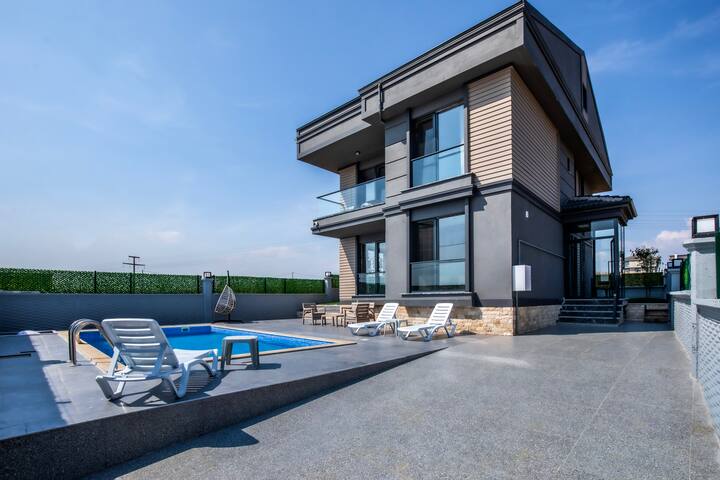 Deniz Manzaralı Tripleks 7+1 Villa