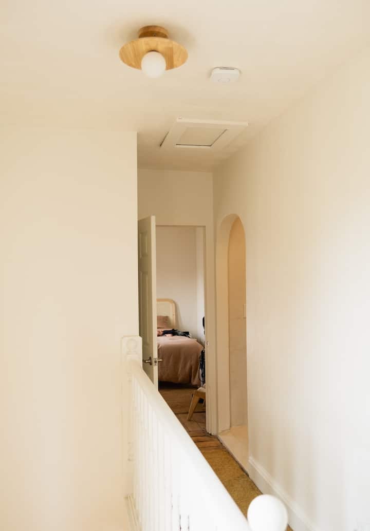 Druga spavaća soba vodi vas ravno u kupaonicu. 