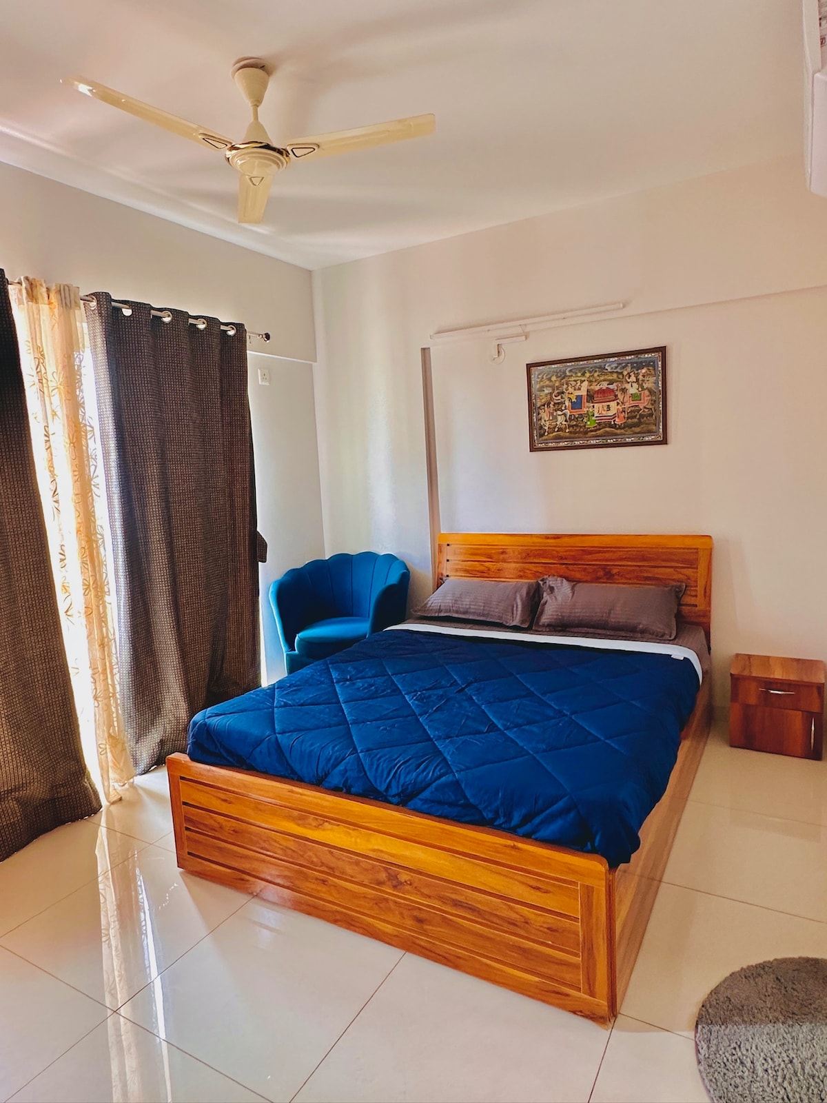 Се одликува со брачен кревет (широк 150-179 см) со чиста постелнина, перници, удобен јорган и посебно работно биро, што го прави идеален за професионалци.  Вклучува и сопствена бања за дополнителна удобност.