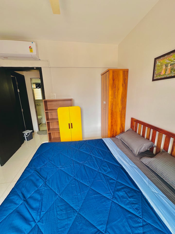 Cuenta con una cama tamaño queen con ropa de cama limpia, almohadas, un edredón acogedor y un escritorio de trabajo dedicado, por lo que es ideal para profesionales.  También incluye baño privado para mayor comodidad.