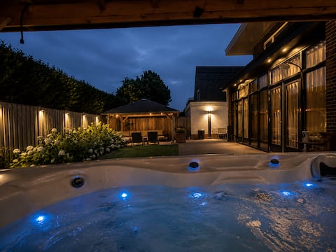 Luxury villa with jacuzzi near Beach and Amsterdam
