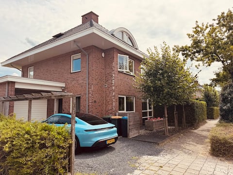 Luxury villa with Jacuzzi and High-End Kitchen