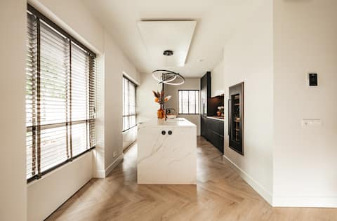 Luxury villa with Jacuzzi and High-End Kitchen