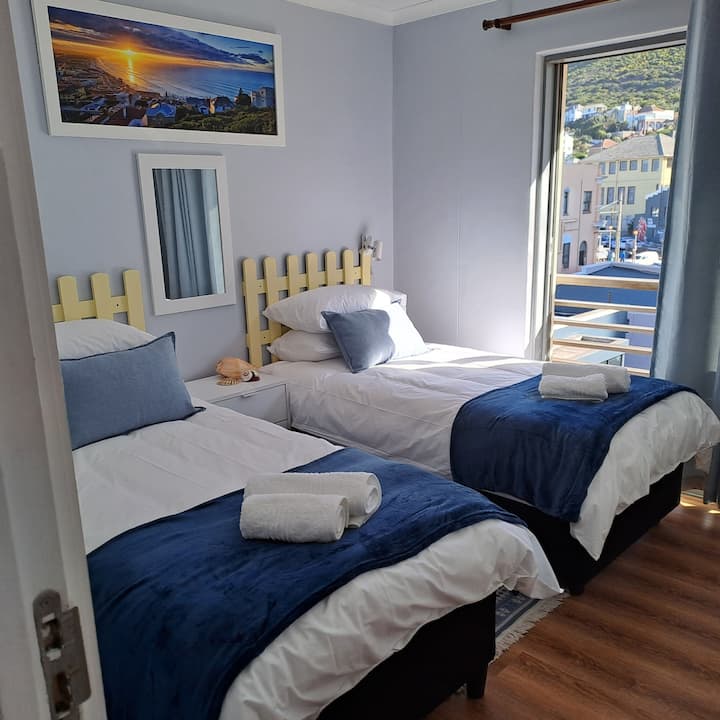 Deuxième chambre avec montagne ainsi que vue sur la mer et grand placard.