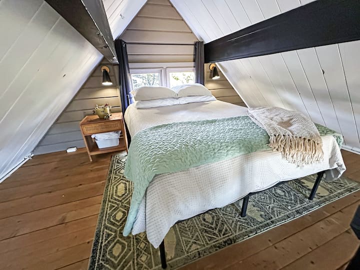 Dormitorio loft tamaño queen con cama Dormeo Luxury (abierto a la sala de estar)