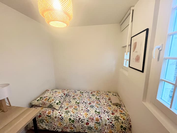 Krevet za jednu osobu s luksuznim madracem. Osigurani su ručnici i posteljina za kupanje. Krevet će biti spreman prije vašeg dolaska, a sve što trebate učiniti jest odložiti prtljagu.