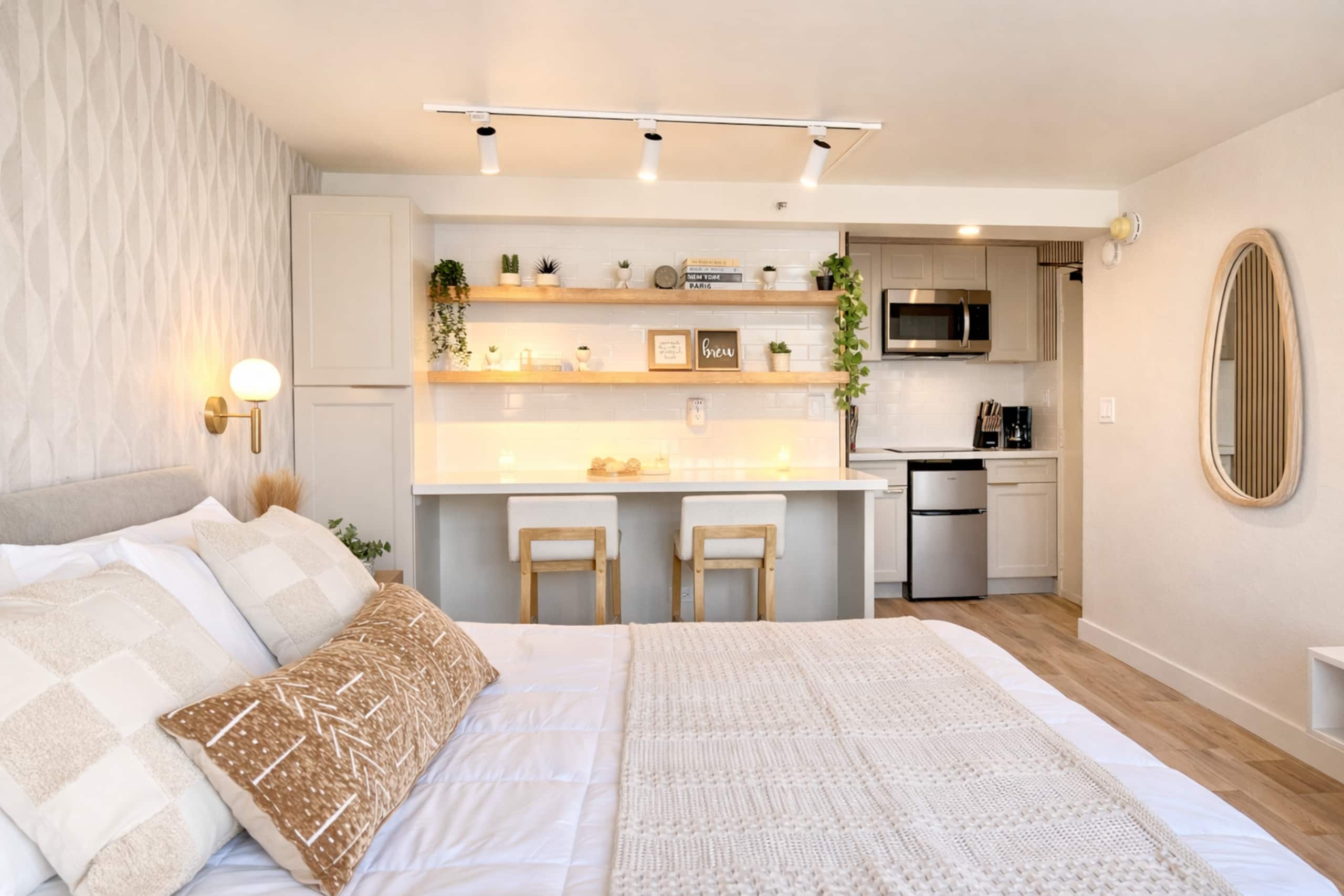 Urban Chic Meets Island Serenity in Waikiki - Image 3