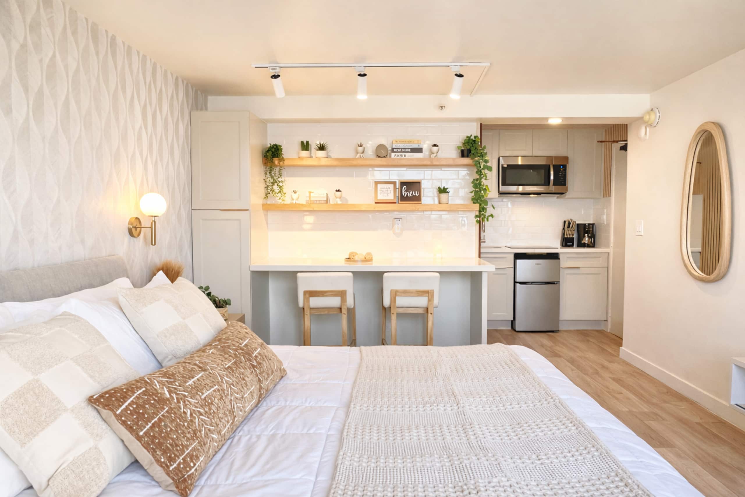 Urban Chic Meets Island Serenity in Waikiki - Image 6