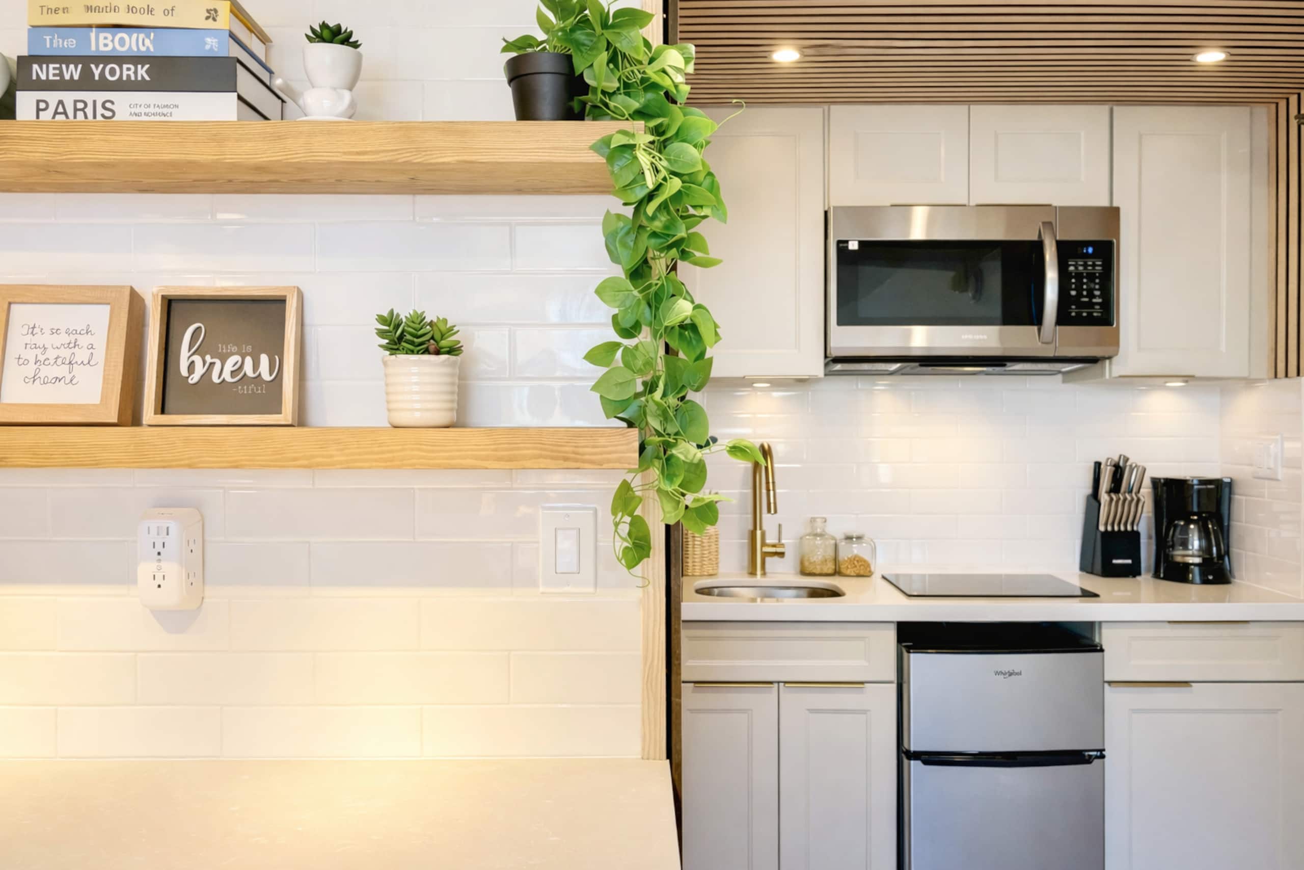 Urban Chic Meets Island Serenity in Waikiki - Image 11