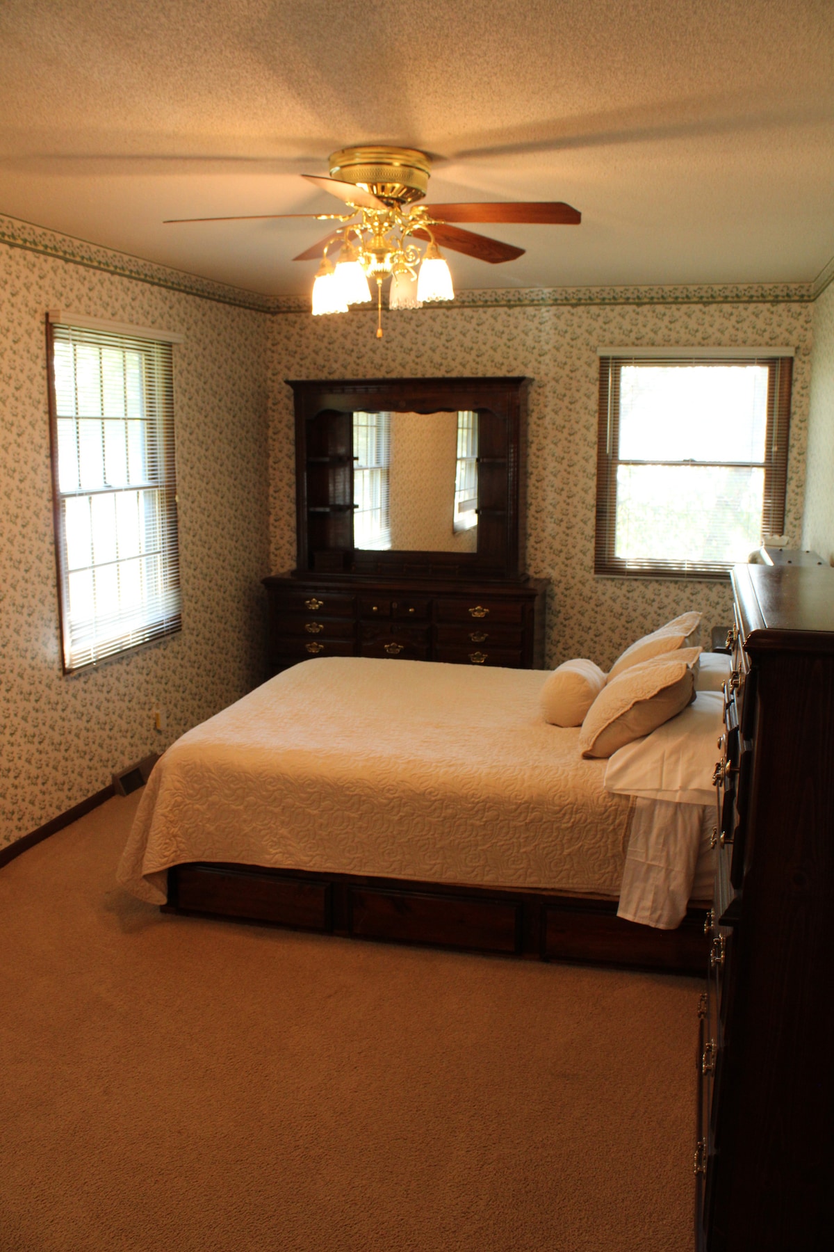 Uitzicht op het meer, de boom en de parkeerplaats, queensize bed - laag zitbed