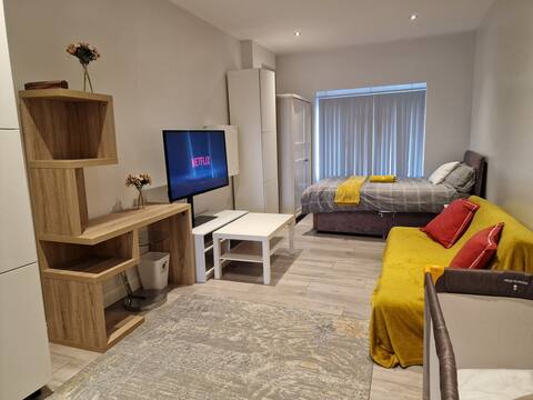 Self contained Studio flat - Luton Airport