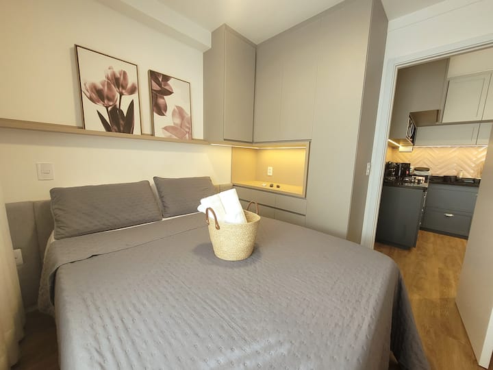 Quarto climatizado com ar-condicionado e equipado com Smart TV, cama de casal com colchão CASTOR, travesseiros, roupas de cama e de banho, cobertas, armário e espelho de corpo inteiro.