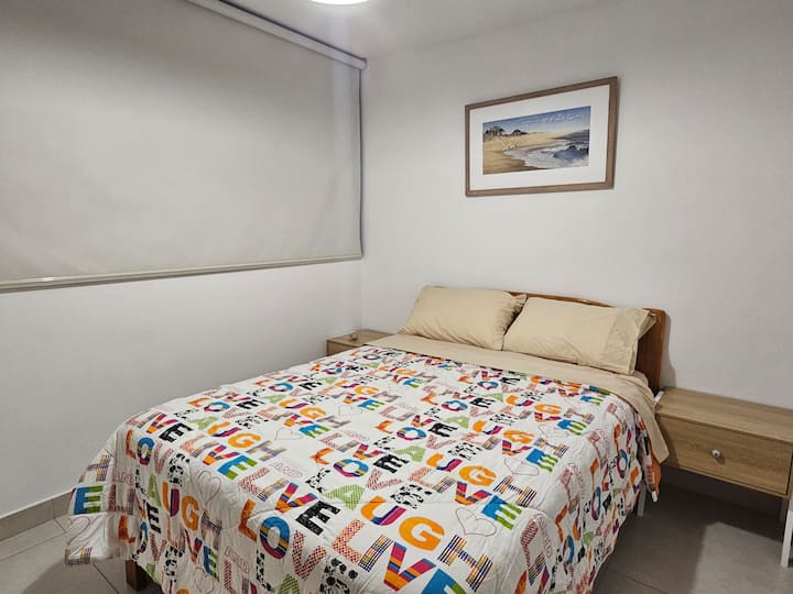 Cama de 2 plazas, con ropa de  cama completa, closet con colgadores de ropa,  plancha y secadora de cabello.