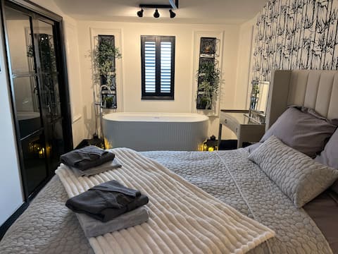 Caban Tan Y Ffawydd with private wood fire hot tub