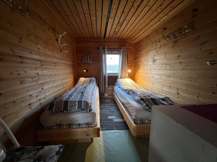 2 dormitorios, uno con una cama doble y posiblemente una cuna. un dormitorio con dos camas individuales.