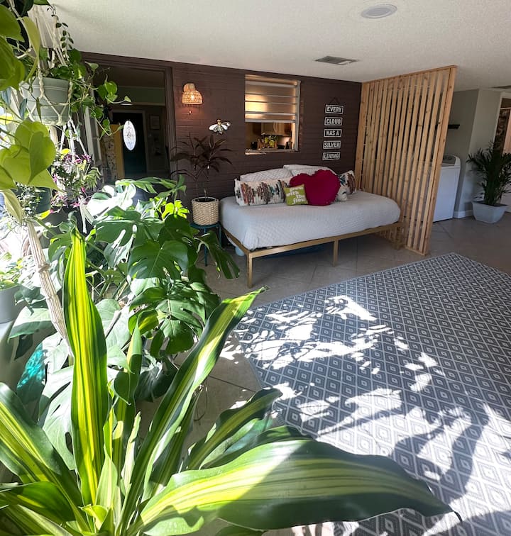 Esta es una adición de solárium que incluye un colchón de aire individual XL y un colchón de aire de tamaño completo almacenados debajo. El dormitorio tiene baño completo y está junto a la lavandería. Esta habitación ofrece entrada al patio trasero y a la cochera. 