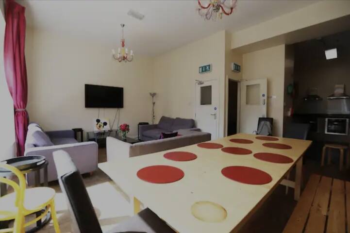 4 Bedroom 2 Bathroom Apt