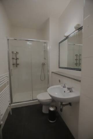 4 Bedroom 2 Bathroom Apt gallery image 4