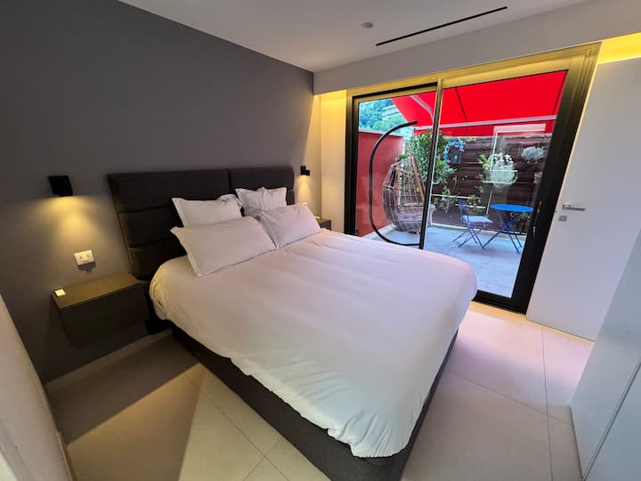 Habitación con terraza semiprivada, altavoz Bose en el techo 