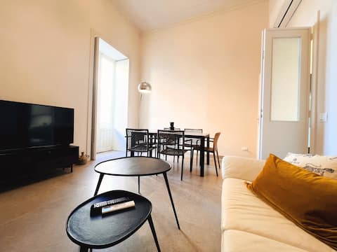 Top performing Airbnb: 150 sqm 2BA Prime Location Car Access Dining Guide in Siracusa