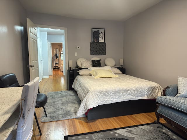 Spacious 2 Bedrooms Near Transit + Free Parking