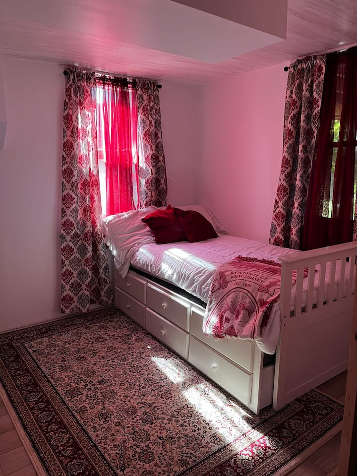 Spálňa pre hostí na prvom poschodí. Dvojposteľ s dodatočnou dvojitou posteľou. 