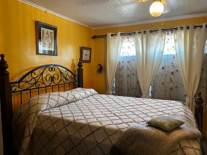 Hlavná izba: Sunrise Room: 3. poschodie s hlavnou kúpeľňou a izbou Four Seasons.  Manželská posteľ. Inteligentná TV so streamovacími službami a diaľkovým ovládaním. Závesy, žalúzie a záclony slúžia na zablokovanie vonkajšieho svetla a zvuku. Okenný ventilátor a klimatizácia v izbe na vyžiadanie. 