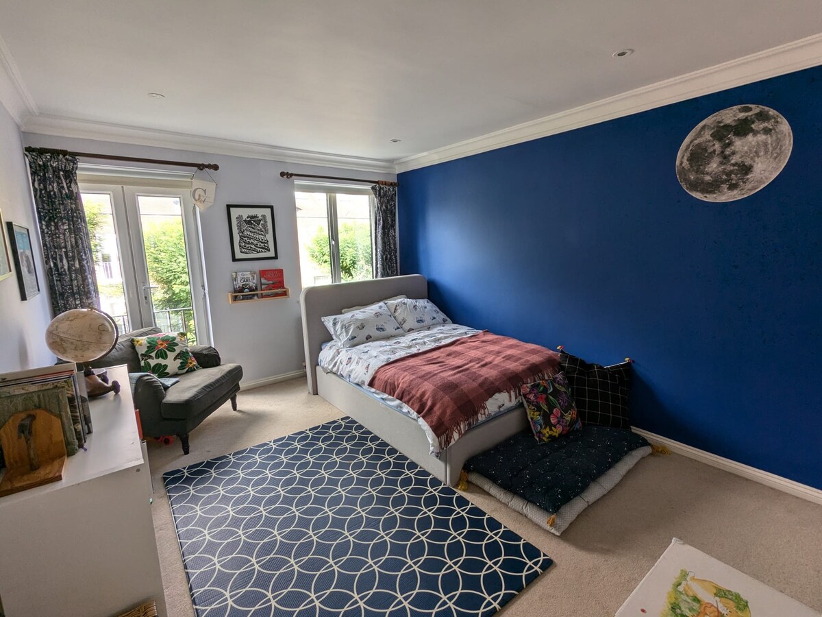 מיטה זוגית - ספרי ילדים - כיסא יד - מחסן בגדים 