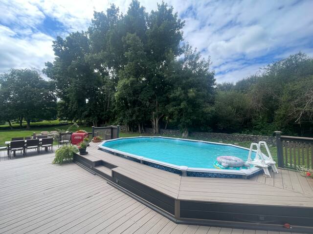 Stunning Farmhouse – Private Pool & Vintage Arcade gallery image 3