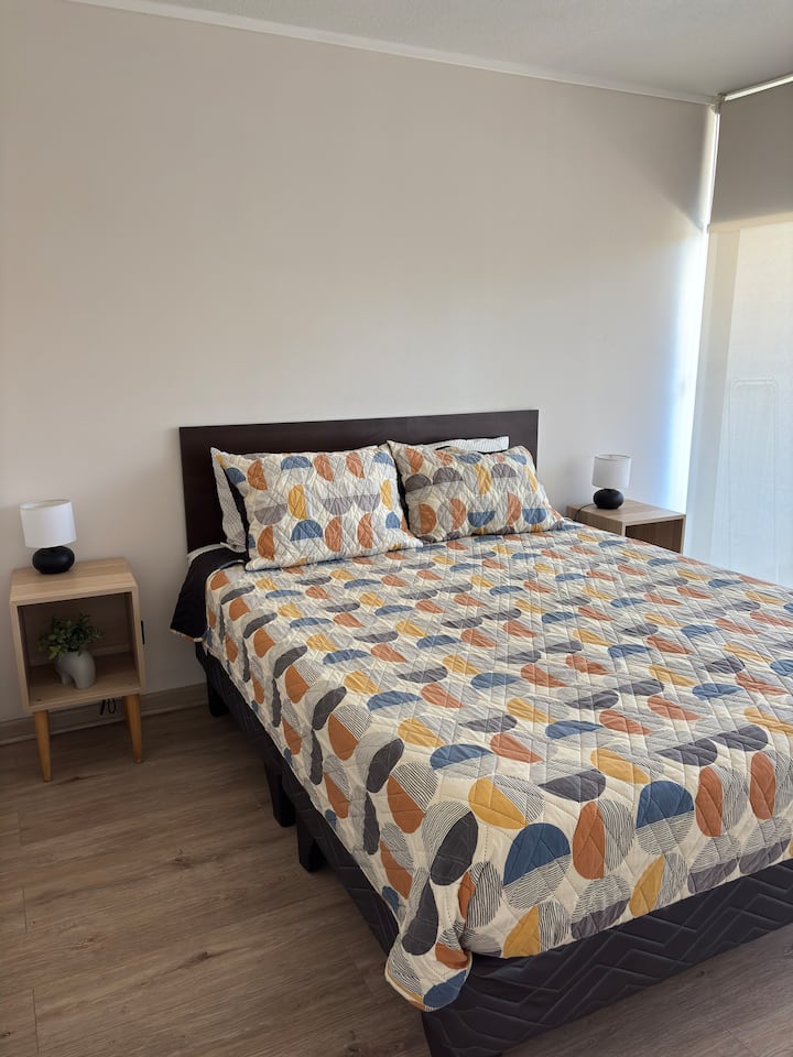 Habitación luminosa y acogedora, con cama cómoda, decoración en tonos cálidos y ventanal con excelente luz natural. Cuenta con closet, baño en suite y cortinas black out, ideales para un descanso tranquilo y reparador. ️✨
