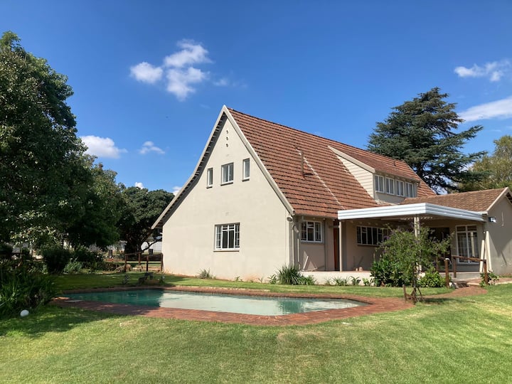 Entire house, jacuzzi, fiber, Netflix, pool, garden