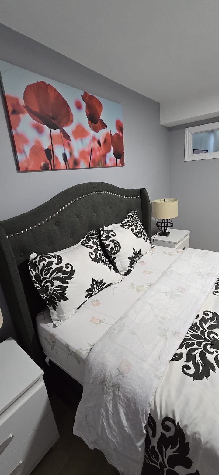 Útulná manželská posteľ s elegantným zeleným čalúneným čelom