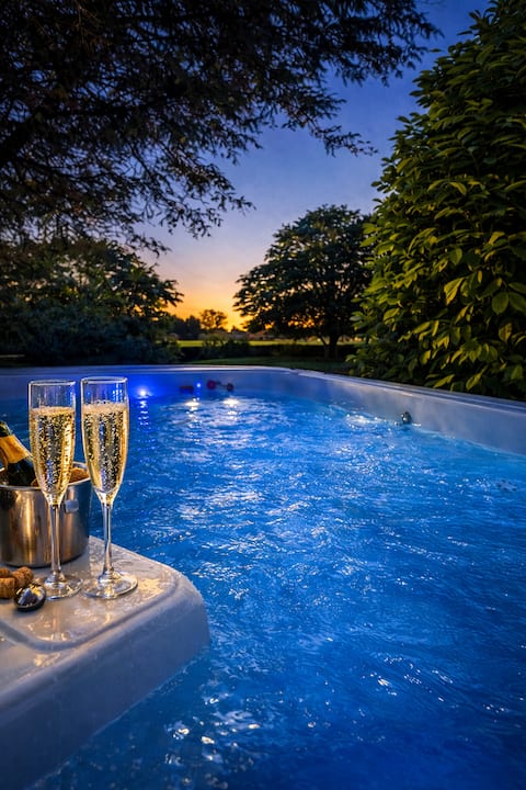 Private Pool & Hot Tub • Sleeps 15 • Cambridge