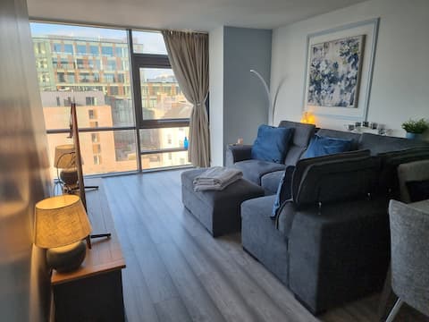 Luxury Riverview city Apartment -note 14 night min
