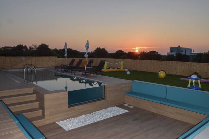 Paraga Luxury Villa gallery image 3